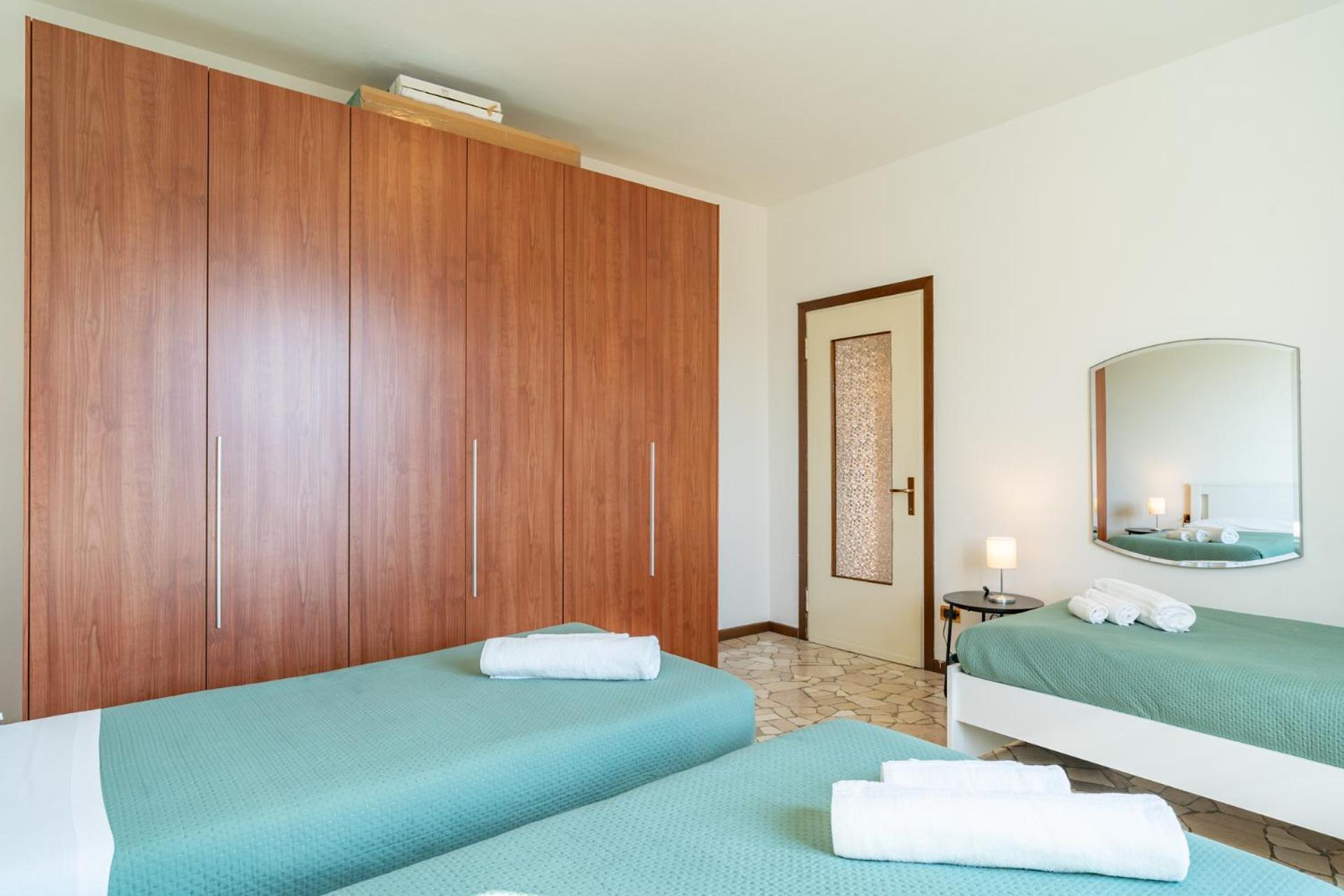 Spacious Apartment With Panoramic Views In Lecco Bagian luar foto