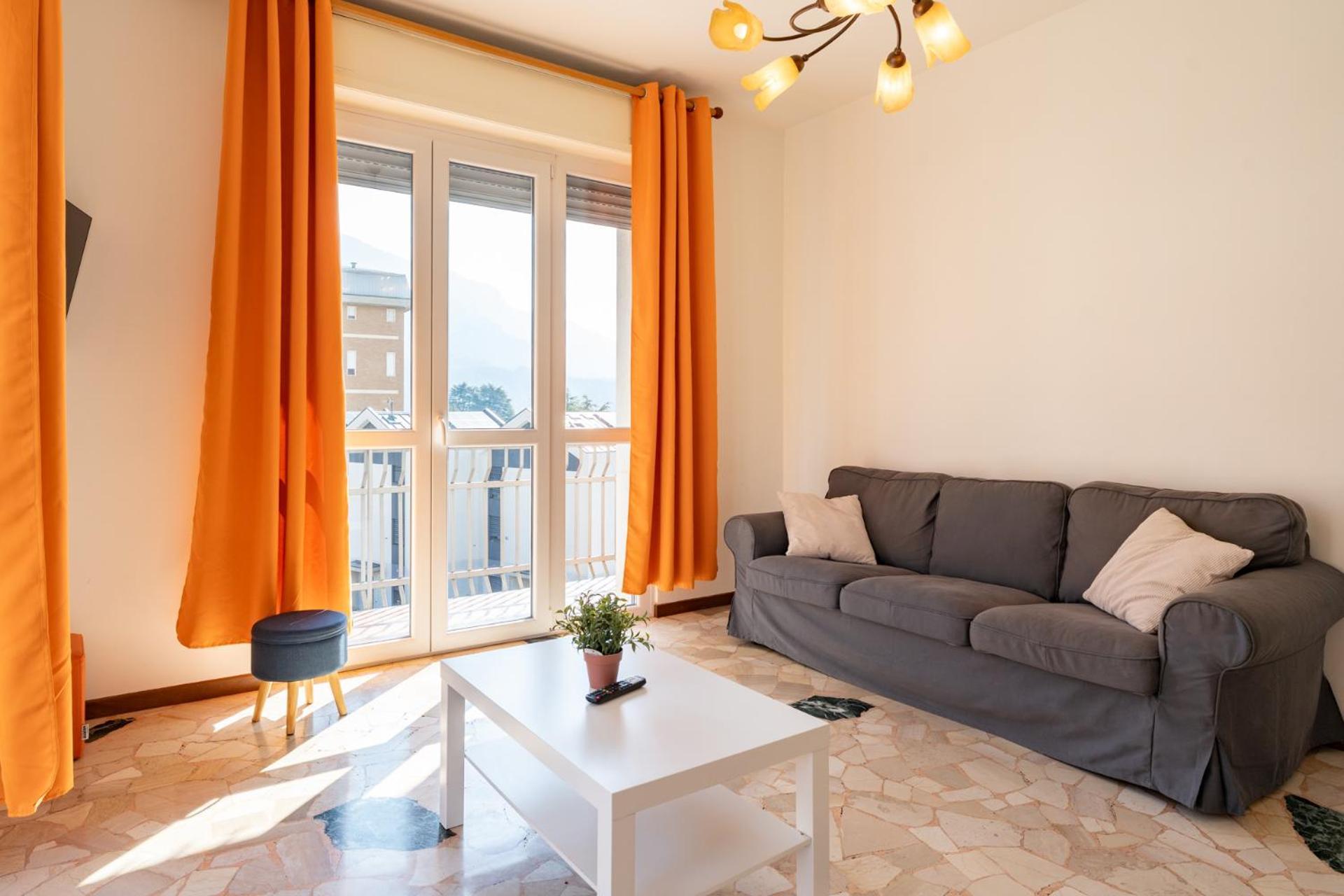 Spacious Apartment With Panoramic Views In Lecco Bagian luar foto