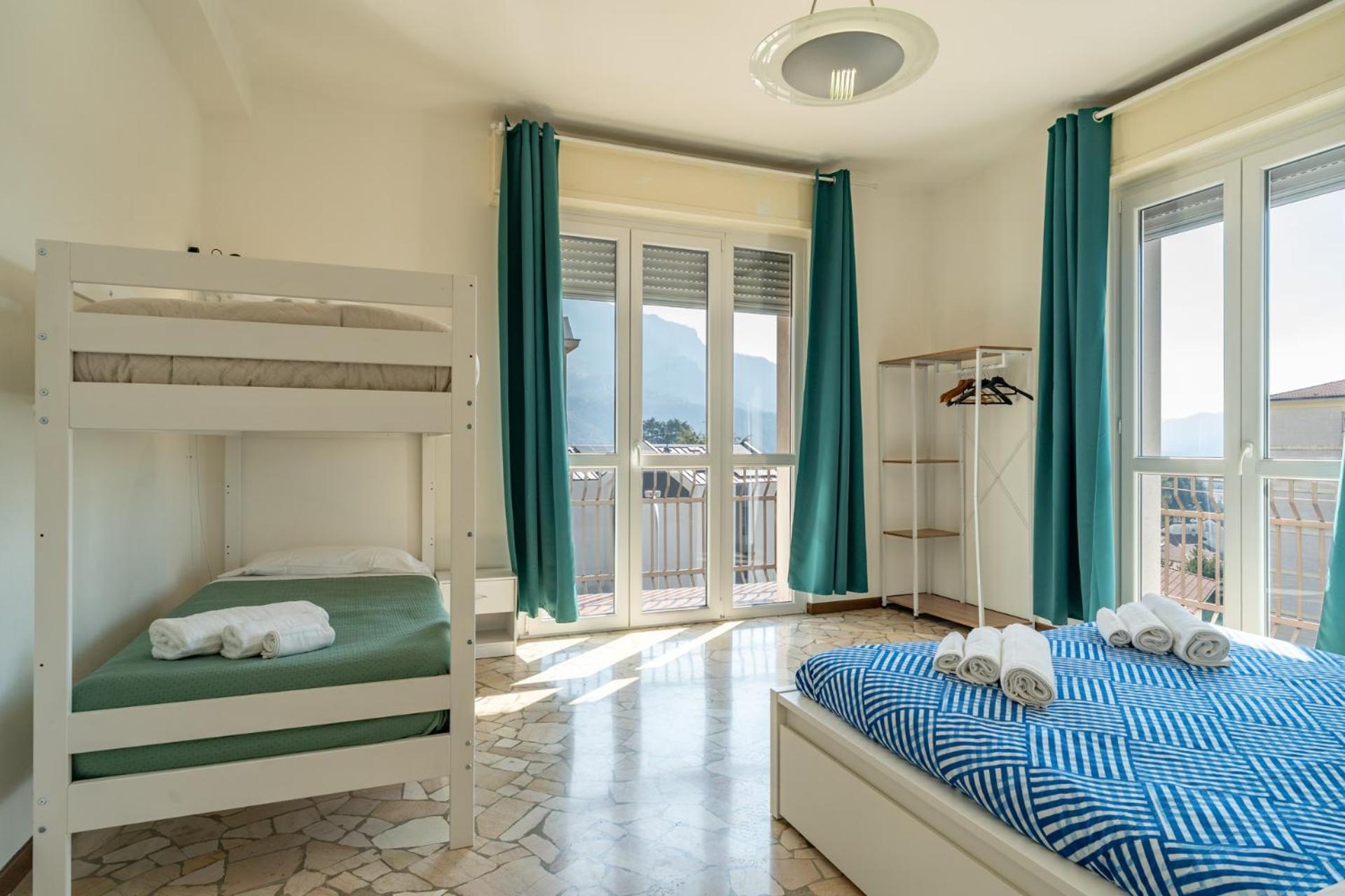 Spacious Apartment With Panoramic Views In Lecco Bagian luar foto