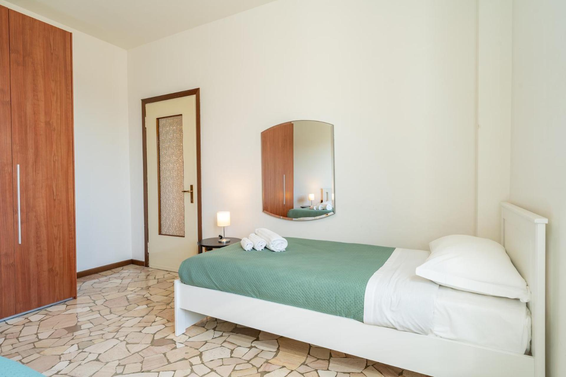 Spacious Apartment With Panoramic Views In Lecco Bagian luar foto