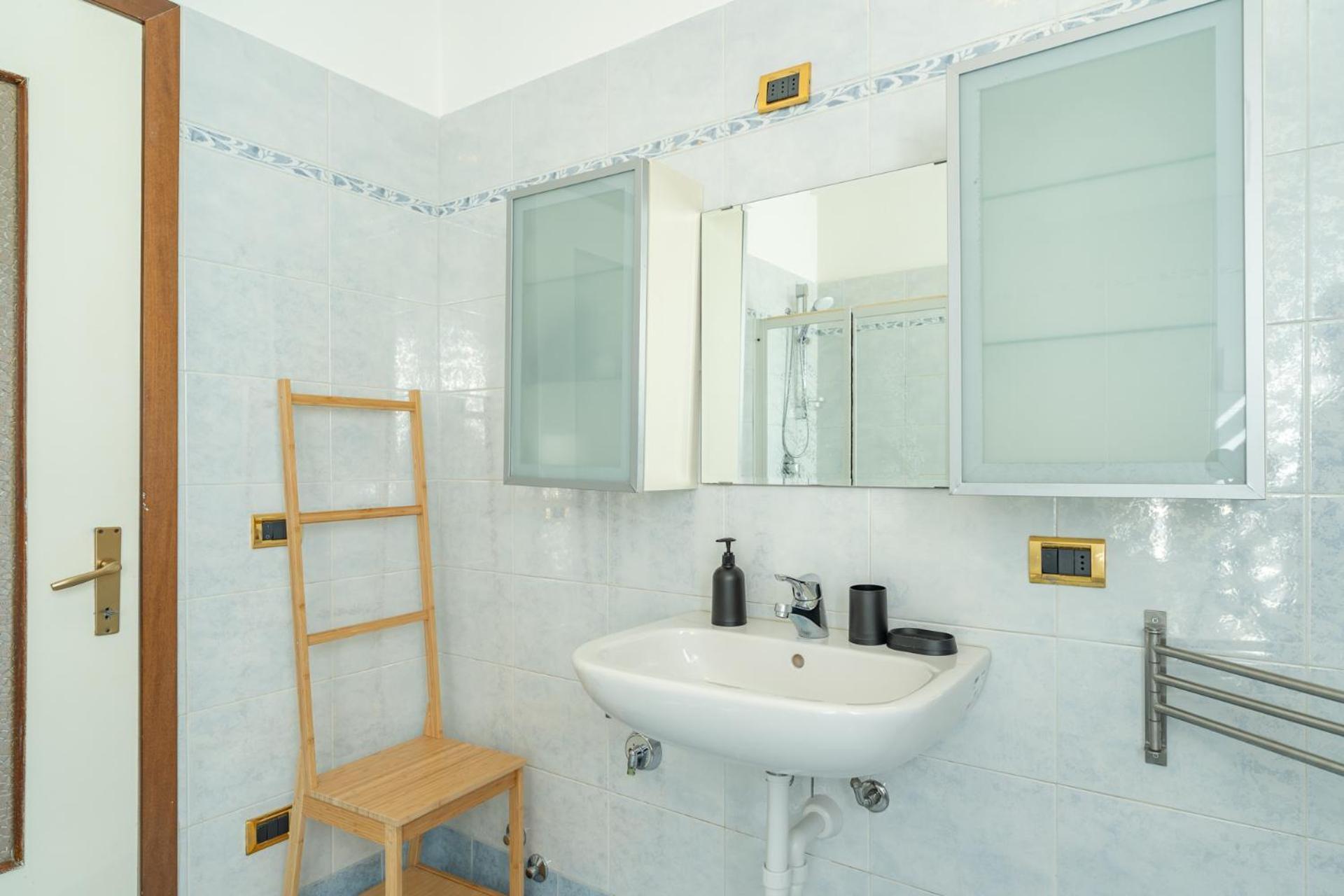 Spacious Apartment With Panoramic Views In Lecco Bagian luar foto