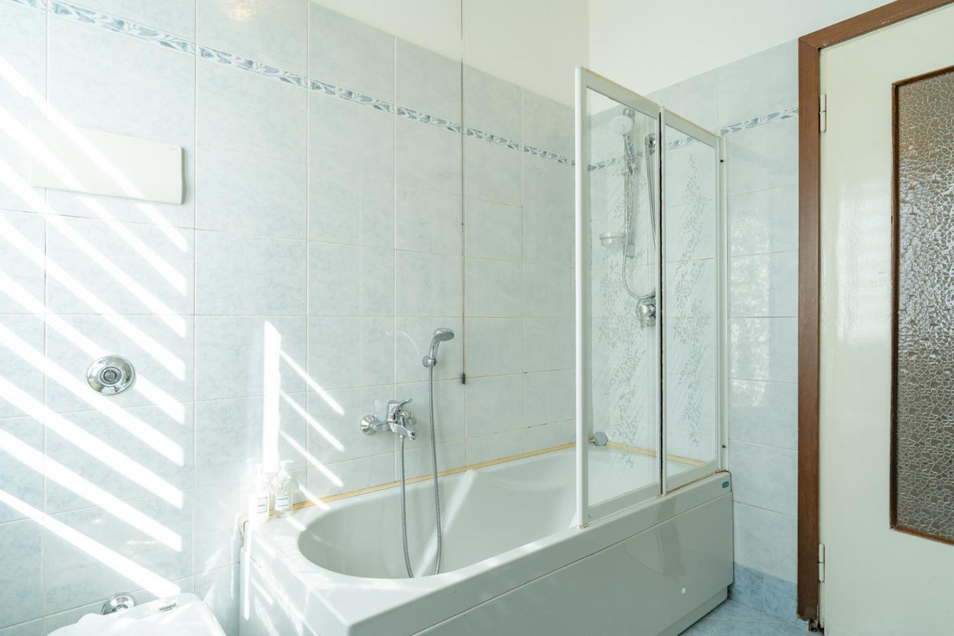 Spacious Apartment With Panoramic Views In Lecco Bagian luar foto